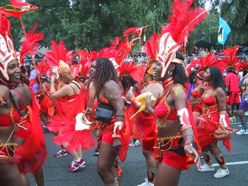 Caribana 2003 в Торонто: красные перья и золотая пыль на улицах