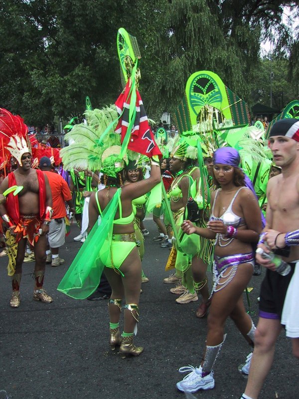 Caribana 2003 в Торонто: зелёные костюмы, флаг Нигерии и перья на улице