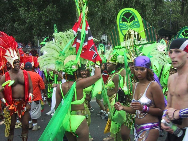Caribana 2003 в Торонто: зелёные костюмы, флаг Нигерии и перья на улице