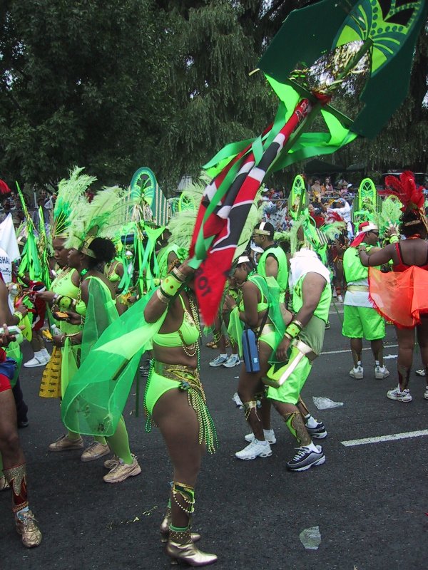 Caribana 2003 в Торонто: зелёные костюмы и флаг Кении на параде