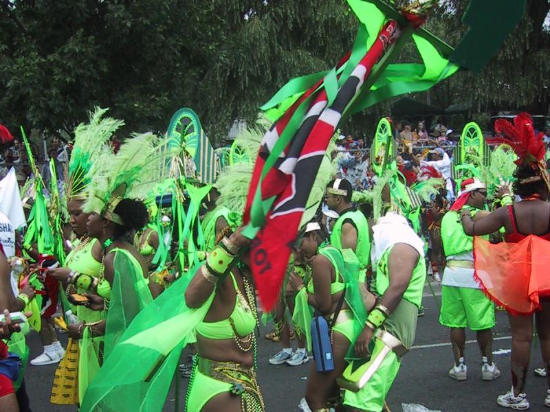 Caribana 2003 в Торонто: зелёные костюмы и флаг Кении на параде
