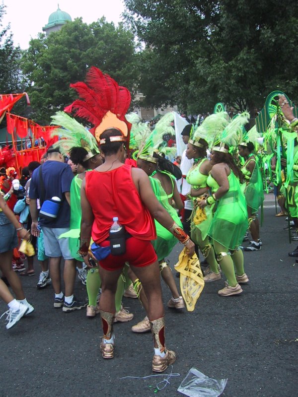 Caribana 2003 в Торонто: красный костюм и зелёные перья на улице
