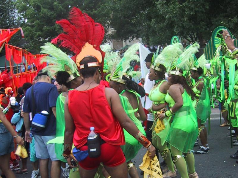 Caribana 2003 в Торонто: красный костюм и зелёные перья на улице