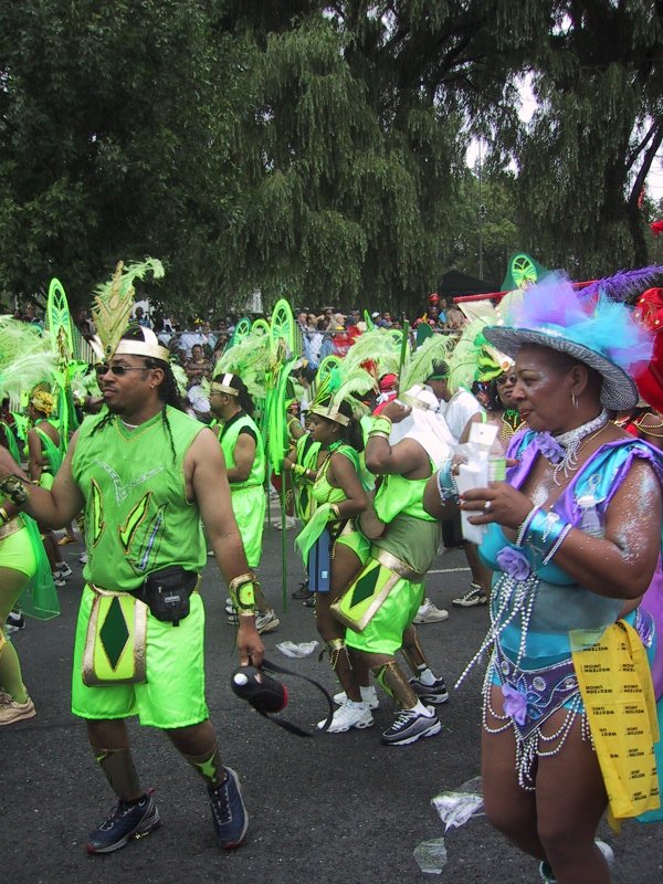 Caribana 2003 в Торонто: зелёные костюмы и фиолетовые перья на улице