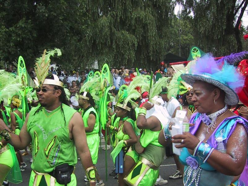 Caribana 2003 в Торонто: зелёные костюмы и фиолетовые перья на улице