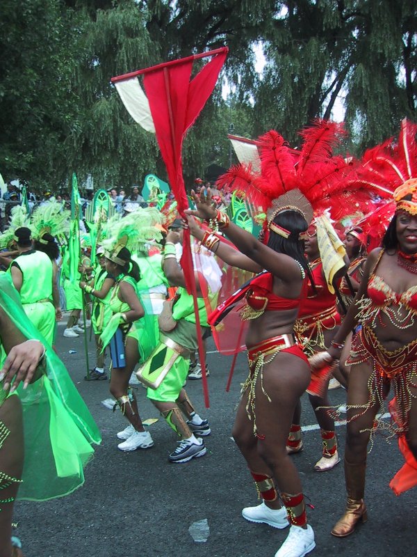 Caribana 2003 в Торонто: зелёные и красные костюмы с перьями на улице