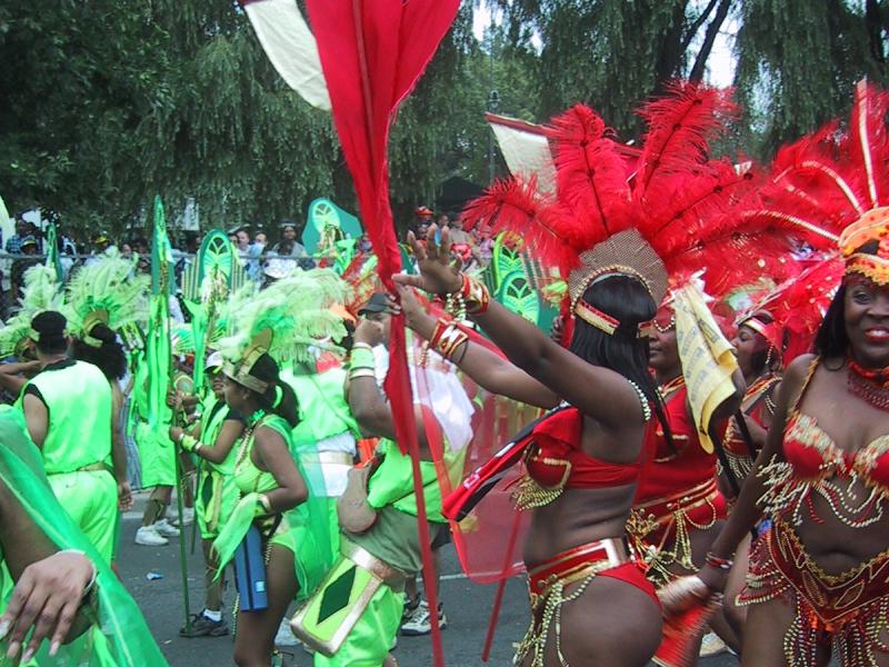 Caribana 2003 в Торонто: зелёные и красные костюмы с перьями на улице