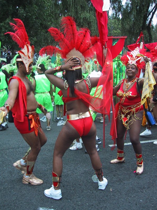 Caribana 2003 в Торонто: красные перья и золотые браслеты на асфальте