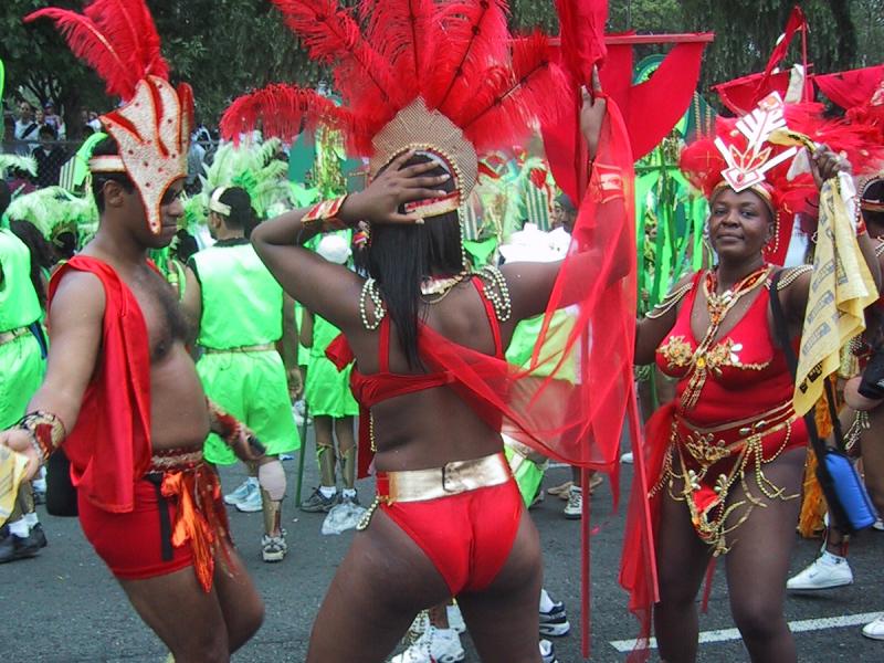 Caribana 2003 в Торонто: красные перья и золотые браслеты на асфальте