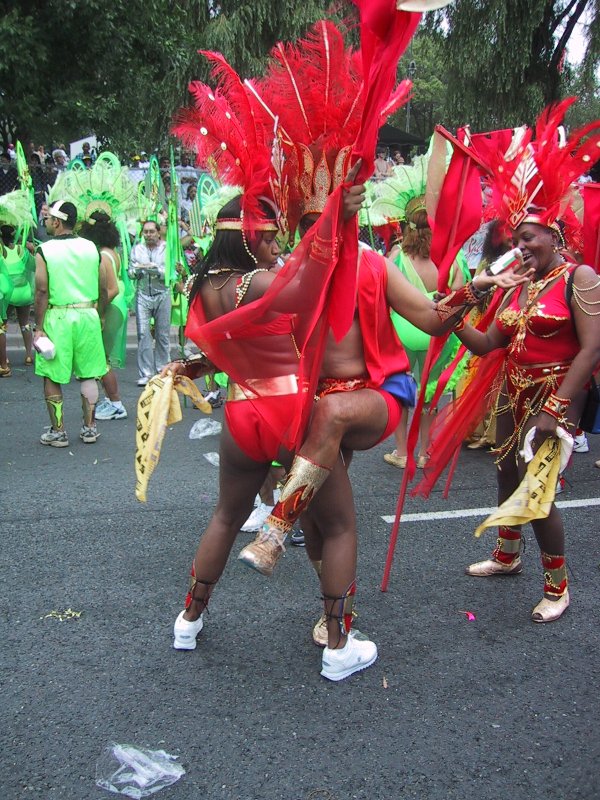 Caribana 2003 в Торонто: красные перья и золотые браслеты на асфальте