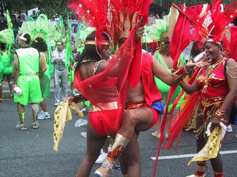 Caribana 2003 в Торонто: красные перья и золотые браслеты на асфальте