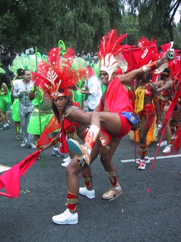 Caribana 2003 в Торонто: красные перья и движение по асфальту