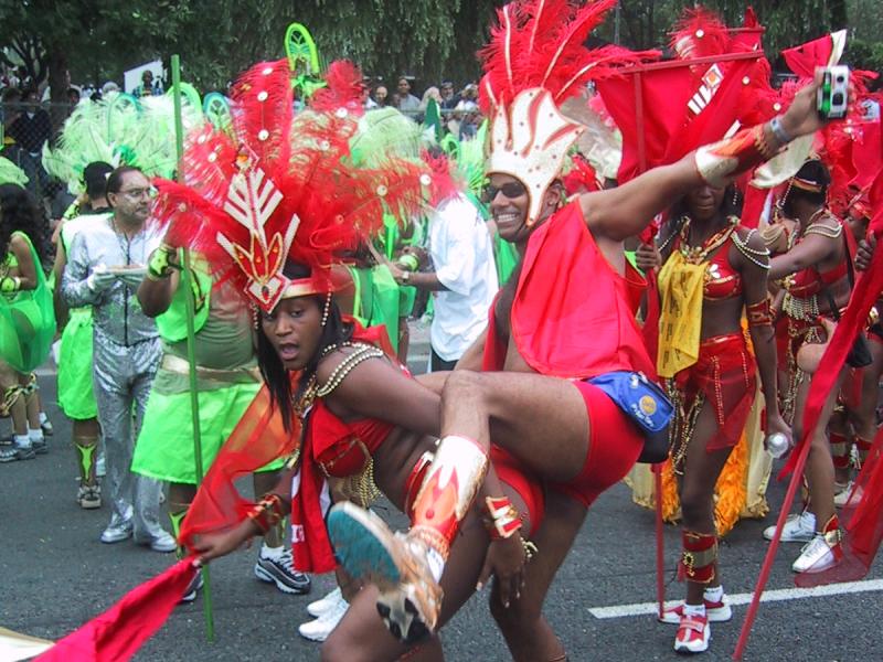 Caribana 2003 в Торонто: красные перья и движение по асфальту