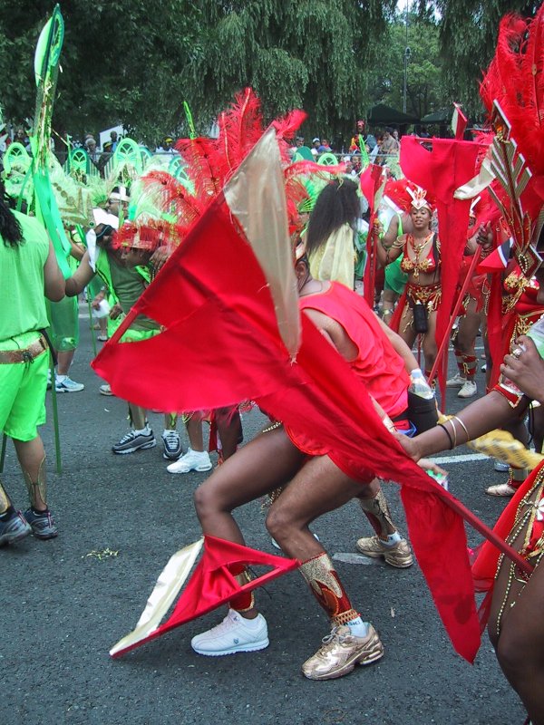 Caribana 2003 в Торонто: красные перья и зелёные шествия