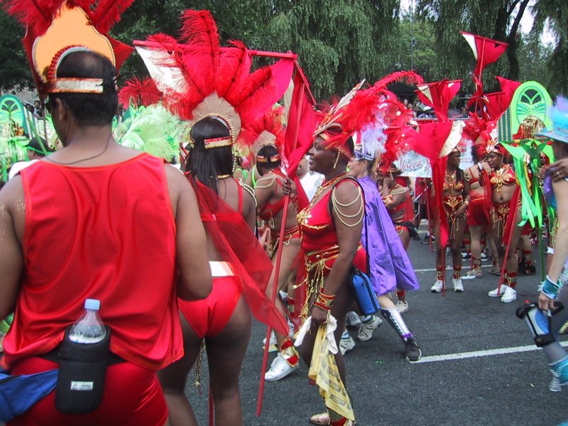 Caribana 2003 в Торонто: красные перья и золотые цепочки на улице