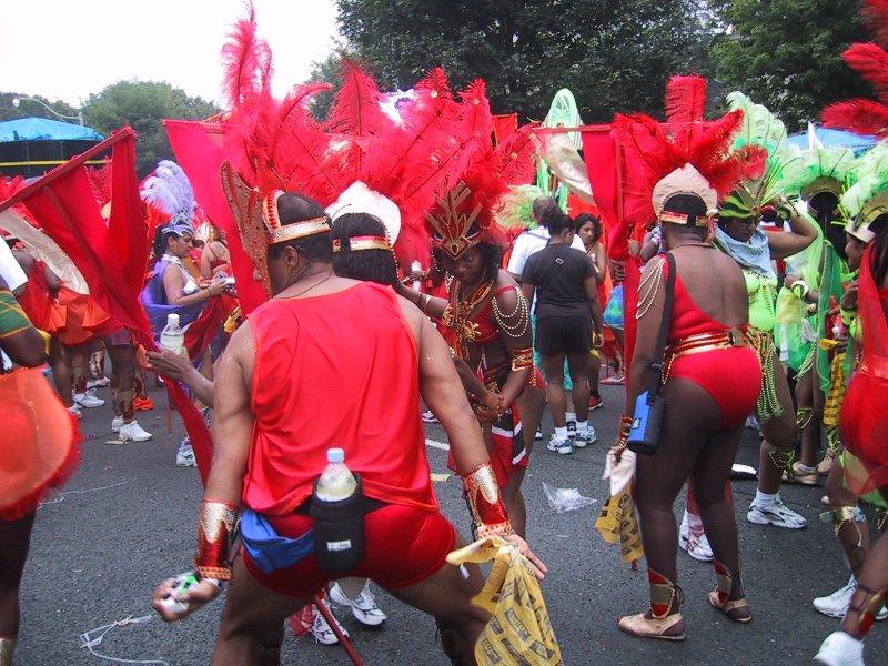 Caribana 2003 в Торонто: красные перья и золотые браслеты на улице