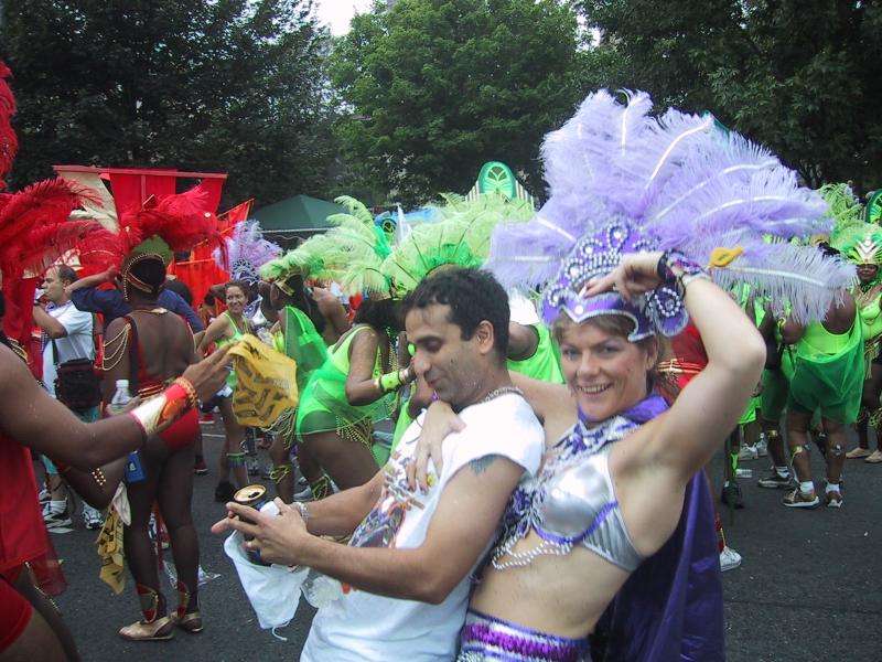 Caribana 2003 в Торонто: фиолетовый перьевый шлем и зелёные костюмы на улице