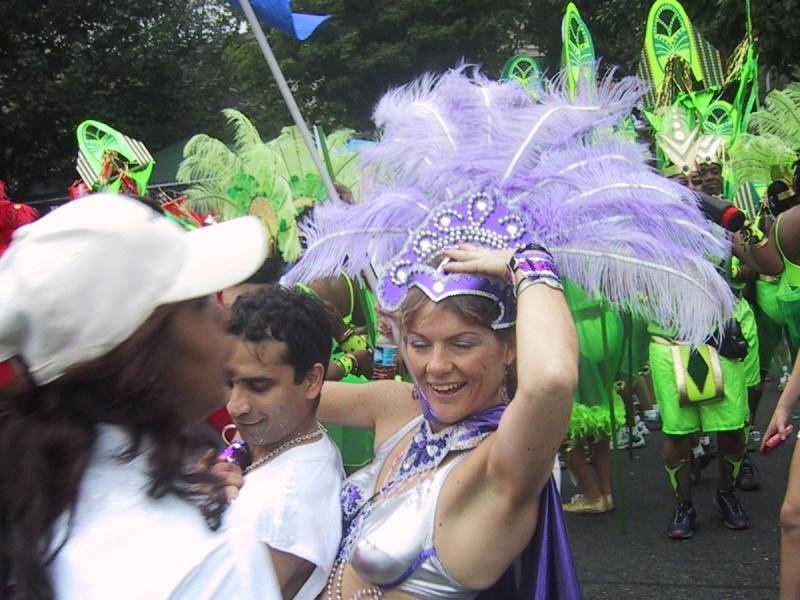 Caribana 2003 в Торонто: фиолетовый костюм с перьями и зелёные костюмы танцоров