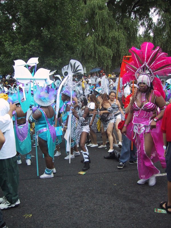 Caribana 2003 в Торонто: яркие костюмы и перья на улице