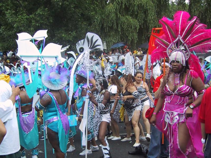 Caribana 2003 в Торонто: яркие костюмы и перья на улице