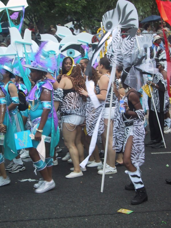 Caribana 2003 в Торонто: зебровые костюмы и глаза на палках