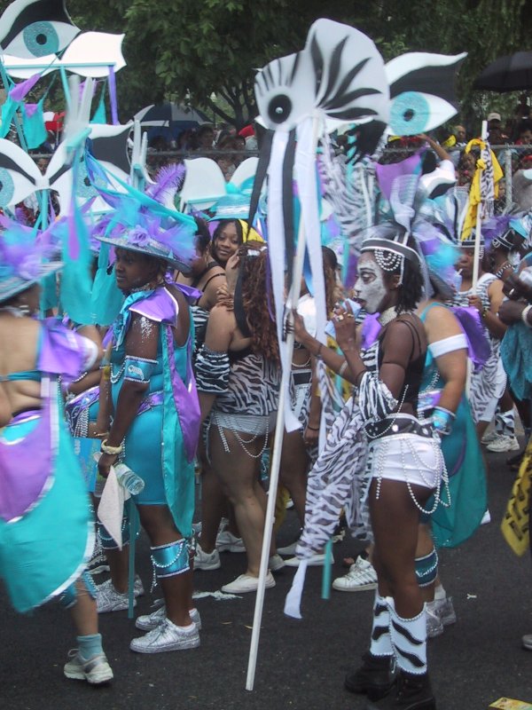 Caribana 2003 в Торонто: танцующие с глазами на палках