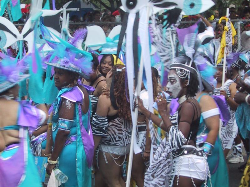 Caribana 2003 в Торонто: танцующие с глазами на палках