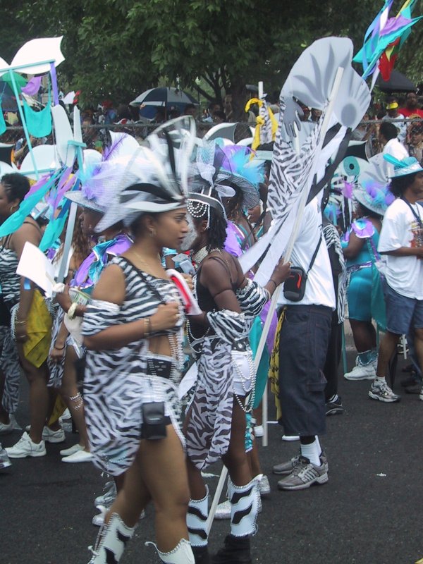 Caribana 2003 в Торонто: зебровые костюмы и бумажные птицы на улице