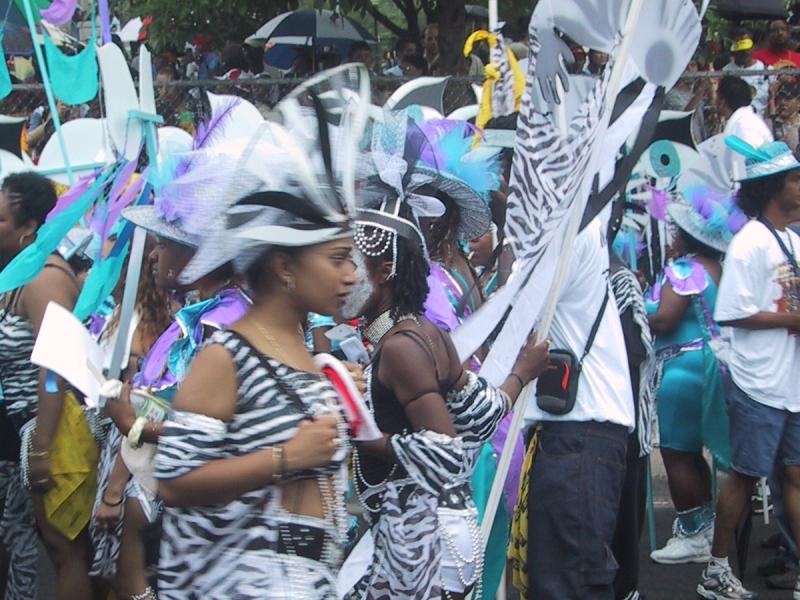 Caribana 2003 в Торонто: зебровые костюмы и бумажные птицы на улице