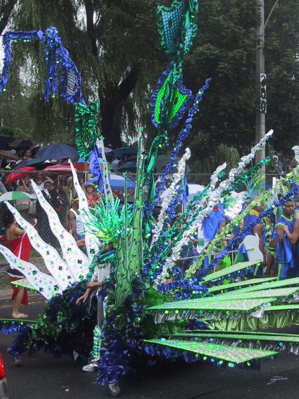 Caribana 2003 в Торонто: павлин с зелёно-синим оперением на параде