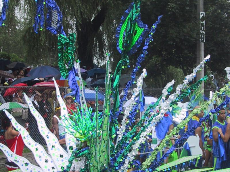 Caribana 2003 в Торонто: павлин с зелёно-синим оперением на параде