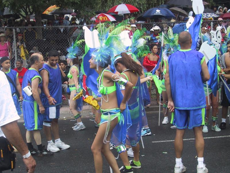 Caribana 2003 в Торонто: сине-зелёные костюмы и зонты над забором