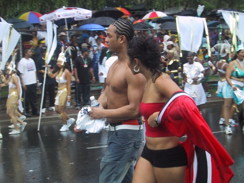 Caribana 2003 в Торонто: дождливый парад, танцующие пары и флаги Карибских островов