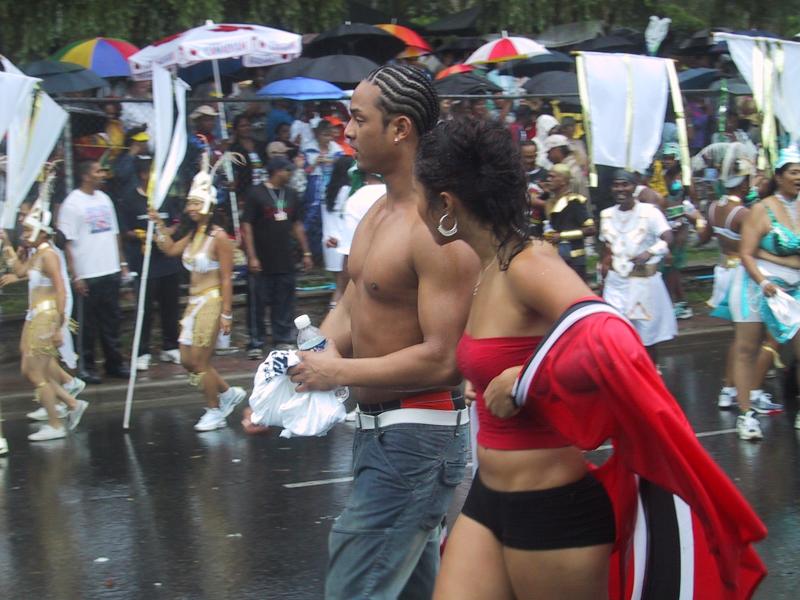 Caribana 2003 в Торонто: дождливый парад, танцующие пары и флаги Карибских островов
