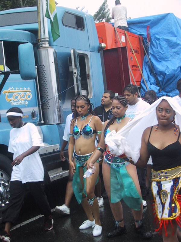 Caribana 2003 в Торонто: танцующие женщины у синего грузовика 'Coco Trucking'