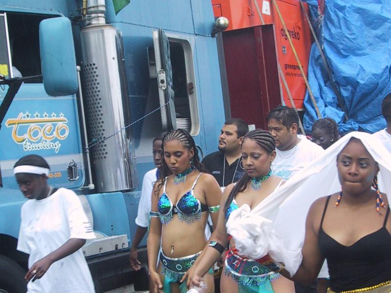 Caribana 2003 в Торонто: танцующие женщины у синего грузовика 'Coco Trucking'
