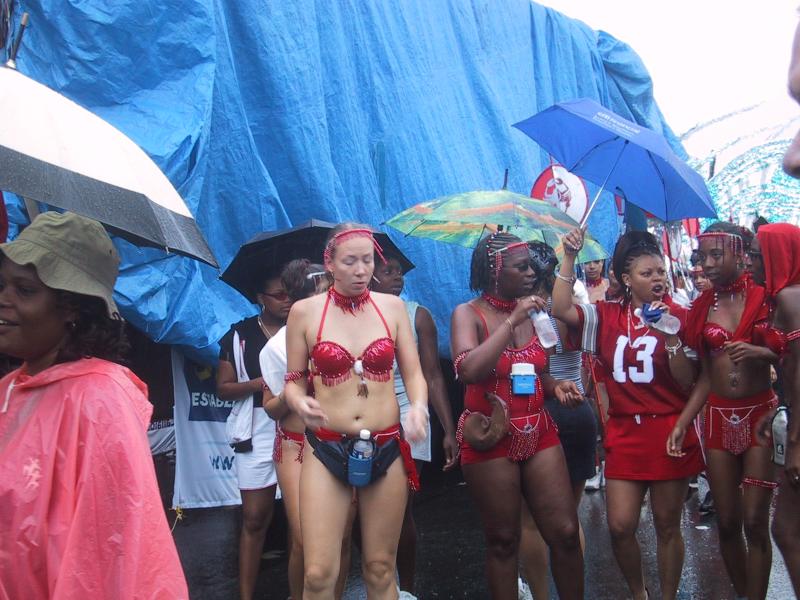 Caribana 2003 в Торонто: красные костюмы, зонт и синяя палатка