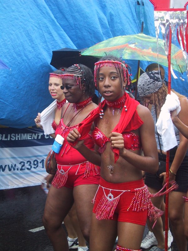 Caribana 2003 в Торонто: красные костюмы и дождь под тентом