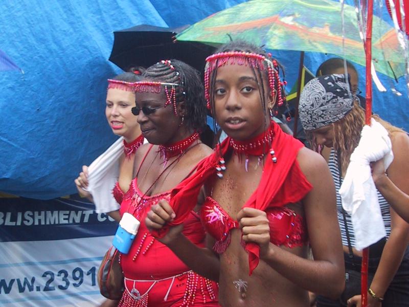 Caribana 2003 в Торонто: красные костюмы и дождь под тентом
