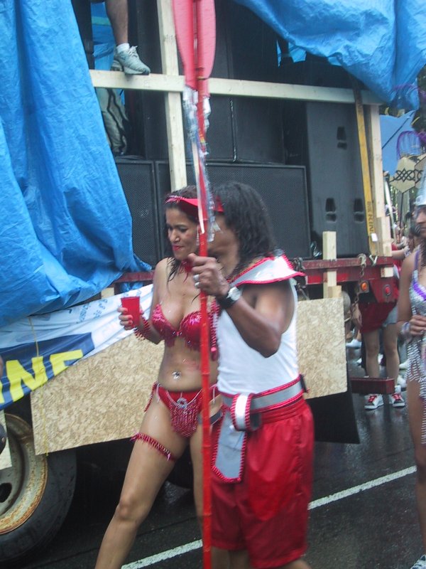 Caribana 2003 в Торонто: красные костюмы и мокрый асфальт