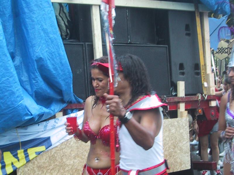 Caribana 2003 в Торонто: красные костюмы и мокрый асфальт