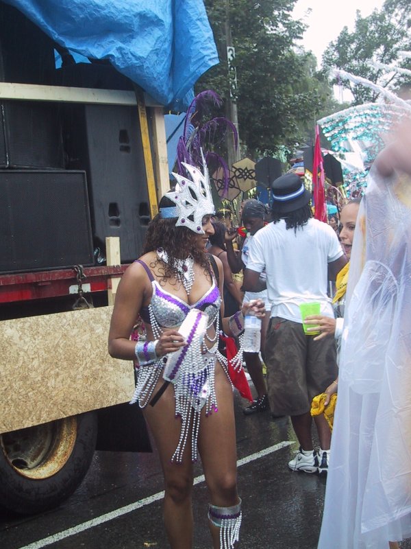 Caribana 2003 в Торонто: танцующая участница в серебряно-фиолетовом костюме с перьями