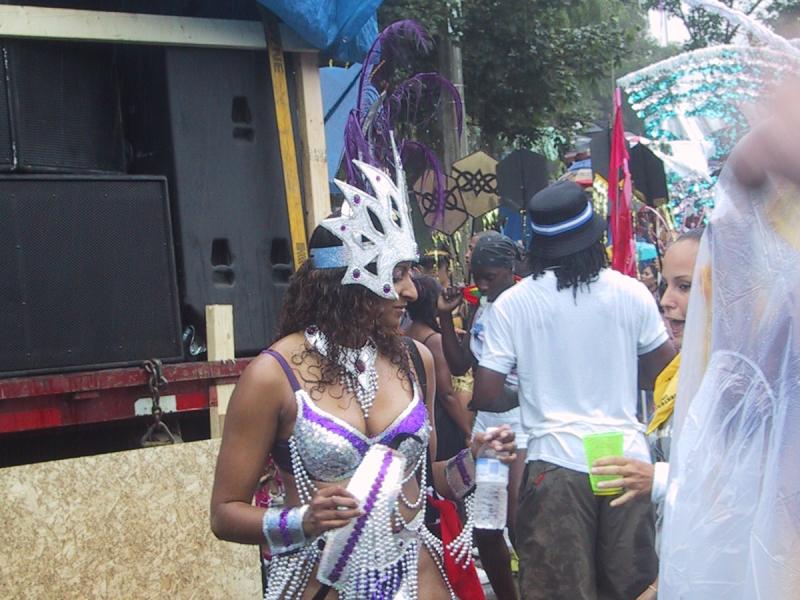 Caribana 2003 в Торонто: танцующая участница в серебряно-фиолетовом костюме с перьями