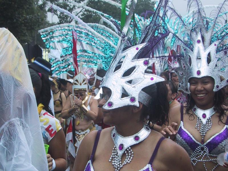 Caribana 2003 в Торонто: танцующие в фиолетово-серебряных костюмах с перьями и масками