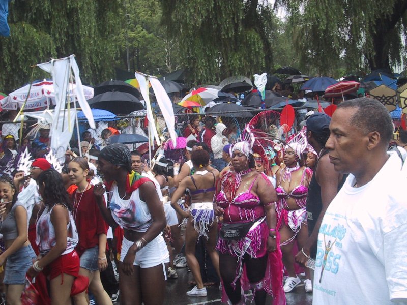 Caribana 2003 в Торонто: дождливый день, цвета и блики на мокром асфальте