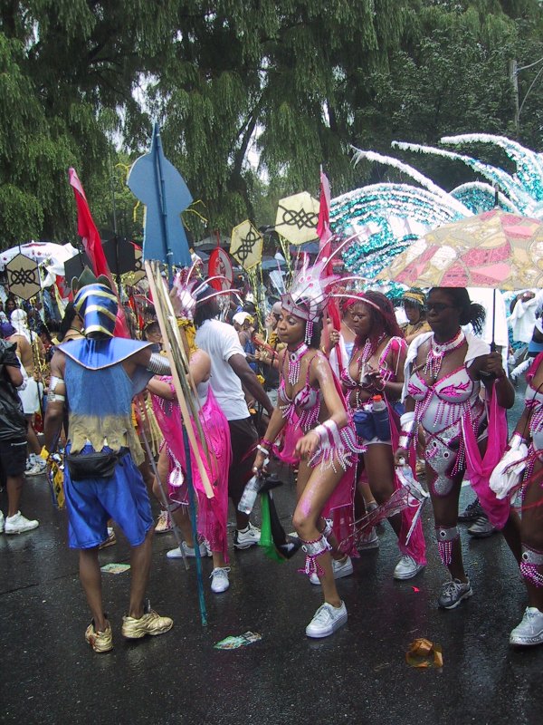 Caribana 2003 в Торонто: танцующие в дождь, с блестками и палочками-паличками