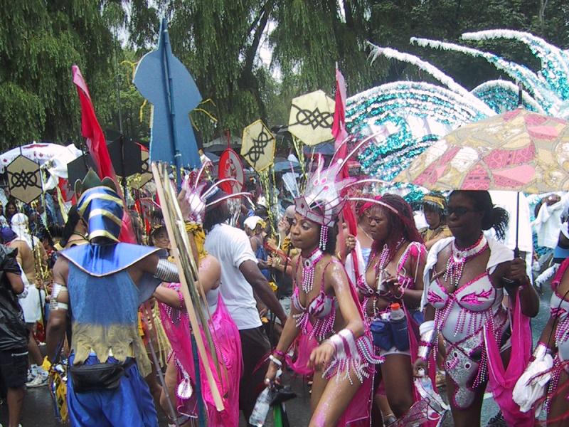 Caribana 2003 в Торонто: танцующие в дождь, с блестками и палочками-паличками