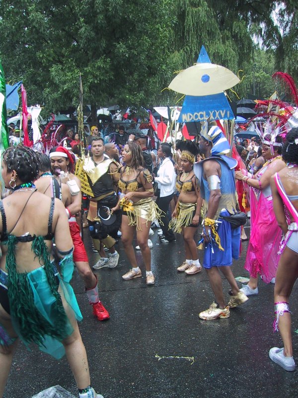 Caribana 2003 в Торонто: танцующие в дождь с глазом на шесте