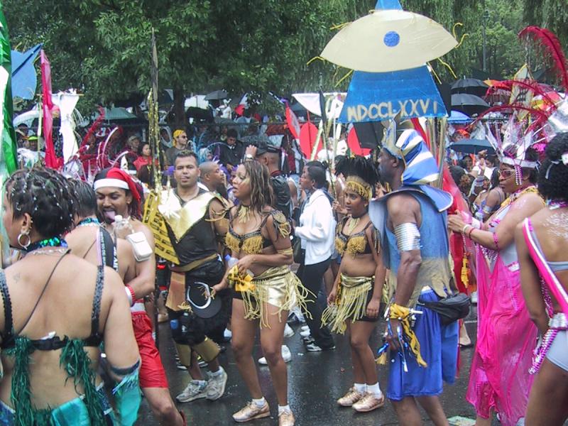 Caribana 2003 в Торонто: танцующие в дождь с глазом на шесте