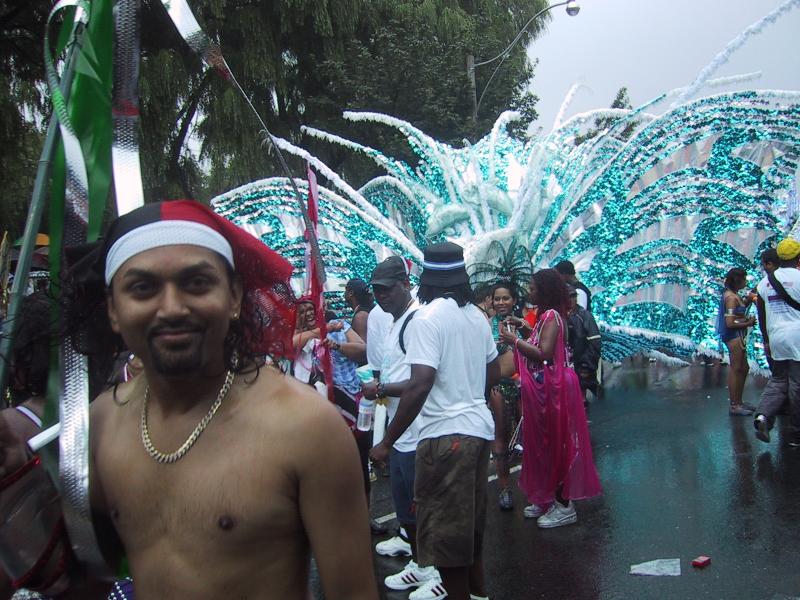 Caribana 2003 в Торонто: брызги синего, красного и зелёного на мокрой улице